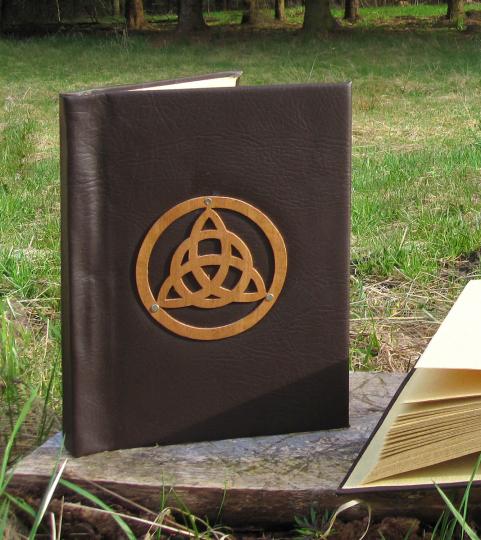 Buch mit Ledereinband und keltischem Knoten